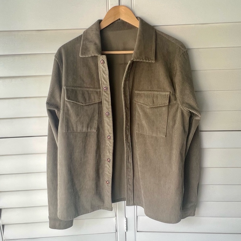 Lightweight corduroy shirt jacket. Army green.